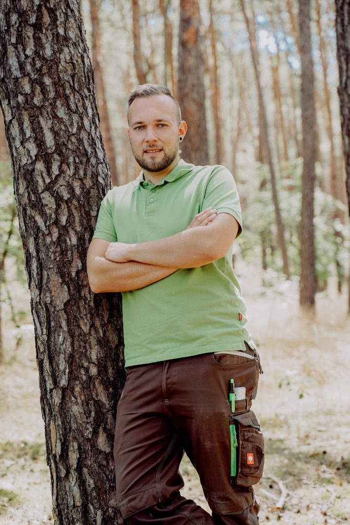 Mitarbeiter von GALABAUM MEINKE an einem Baum im Wald