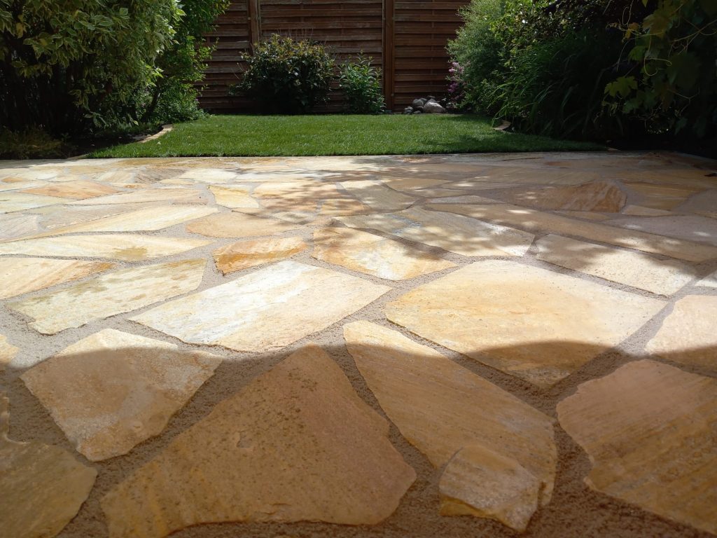 Terrasse aus Polygonalplatten aus Naturstein
