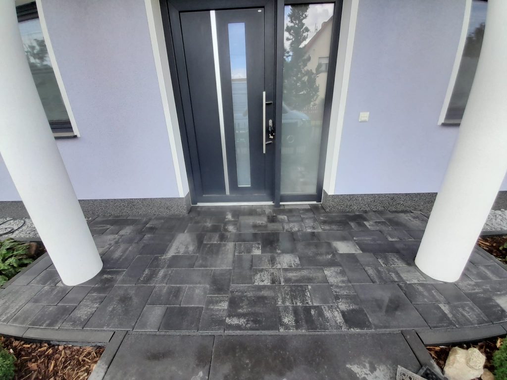 Pflasterarbeit 1 Hauseingang mit großformatigem Plattenpodest in Brusendorf