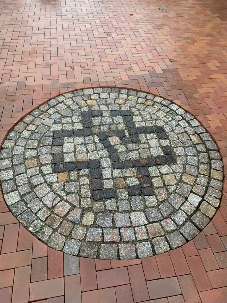Pflasterarbeit 2 Rosette aus Kleinsteinpflaster in einer Klinkerfläche in Ragow