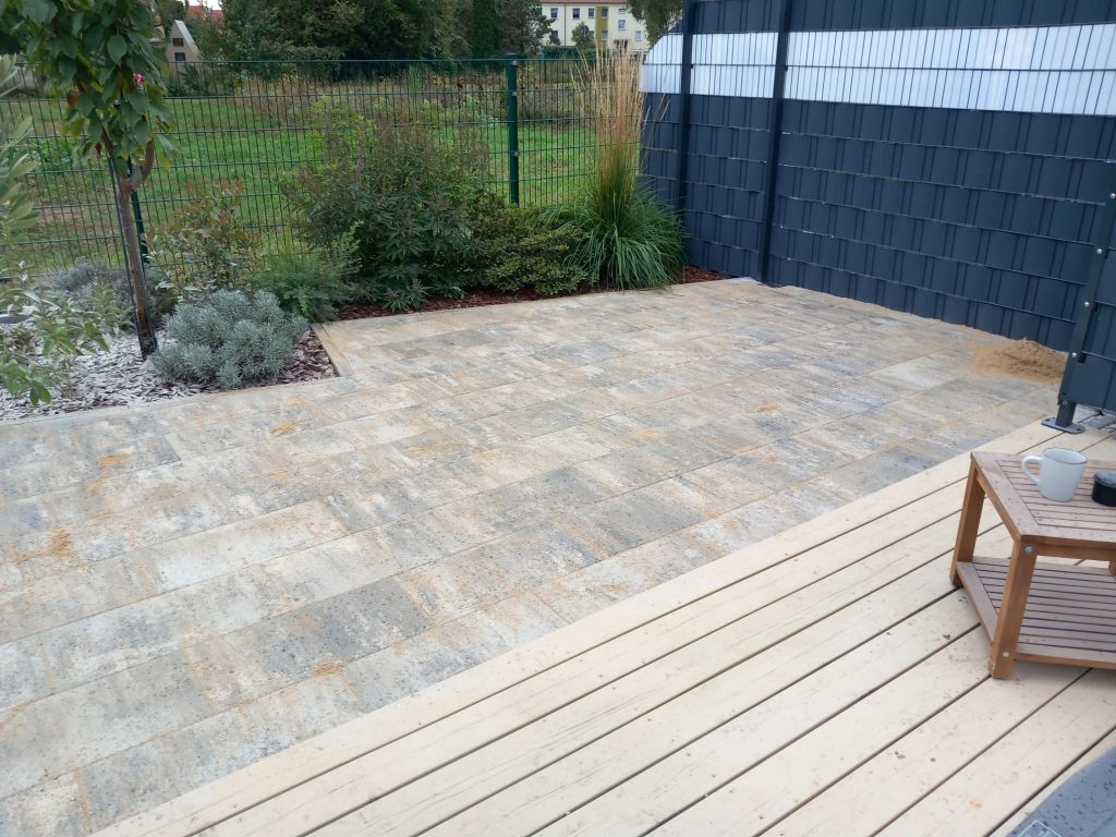 Terrasse aus Pflaster und Holzdeck mit Sichtschutz – Landschaftsbau in Mittenwalde