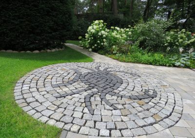 Pflasterweg mit rundem Natursteinmosaik – Referenz GALABAUM MEINKE