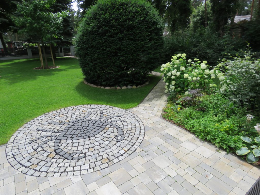 Garten mit Natursteinmosaik, Formgehölz und Hortensien