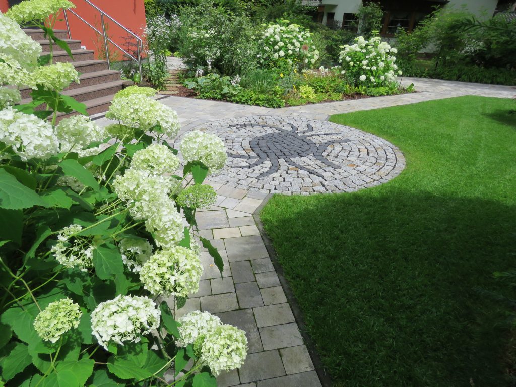Gartenweg mit Kopfsteinrosette und Hortensien – Pflasterarbeiten in Königs Wusterhausen-Kablow