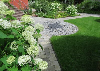 Gartenweg mit Mosaik und Hortensien – Referenz GALABAUM MEINKE