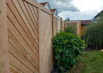 Sichtschutzzaun aus Holz mit Rankgitter – Referenz GALABAUM MEINKE