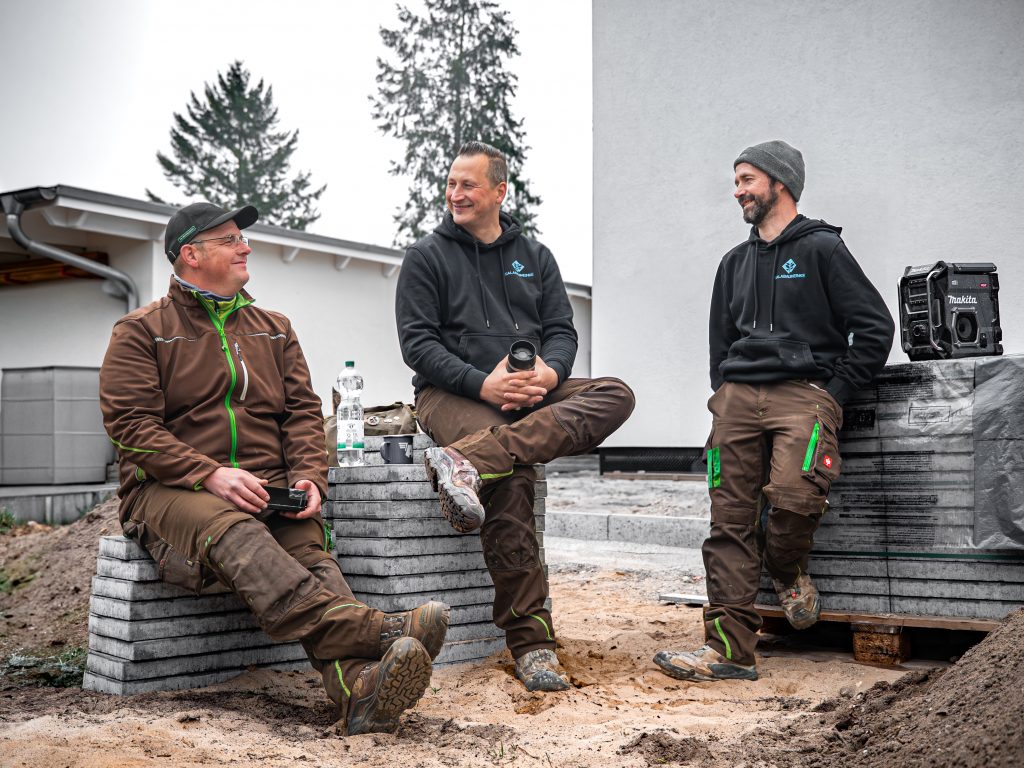 Drei Mitarbeiter von GALABAUM MEINKE auf einer Baustelle