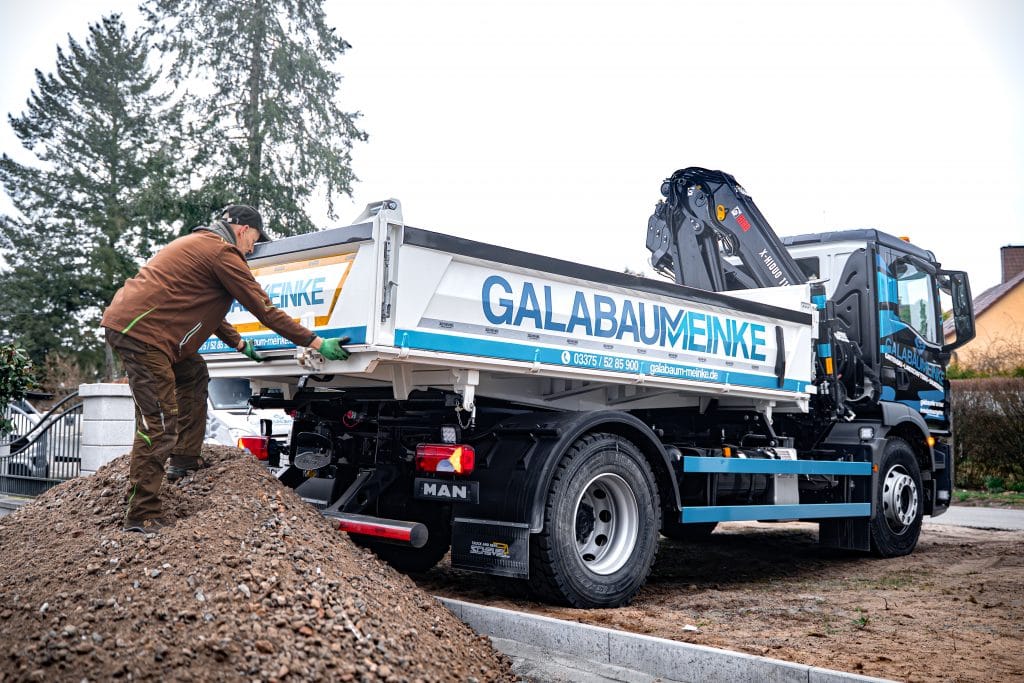 Lkw von GALABAUM MEINKE beim Abladen von Material