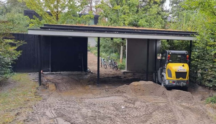 Erdarbeiten zu Beginn einer neuen Einfahrt