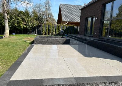 Terrasse aus Feinsteinzeugplatten mit Blockstufen